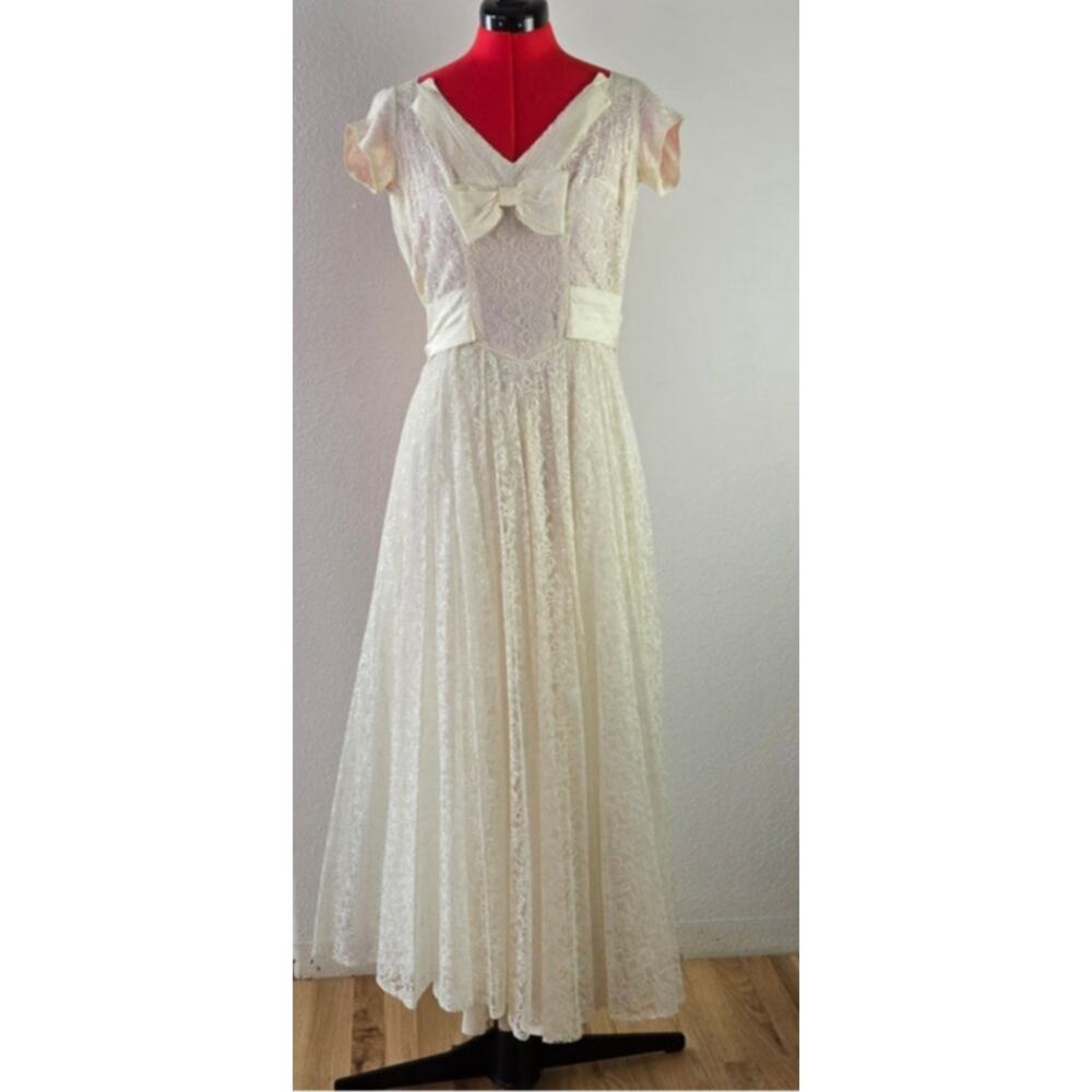 Vintage Ivory lace wedding dress v-neckline  full skirt XS-0-2 - Picture 2 of 9